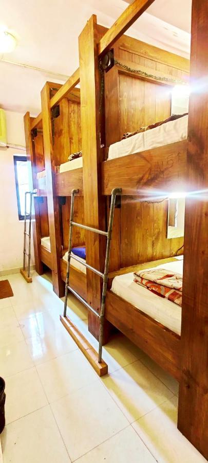 Hotel Wtf My House Baga Esterno foto