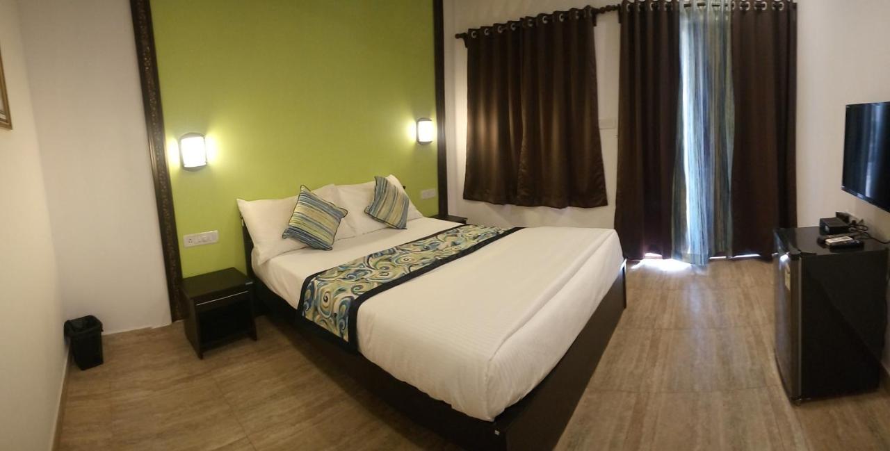 Hotel Wtf My House Baga Esterno foto